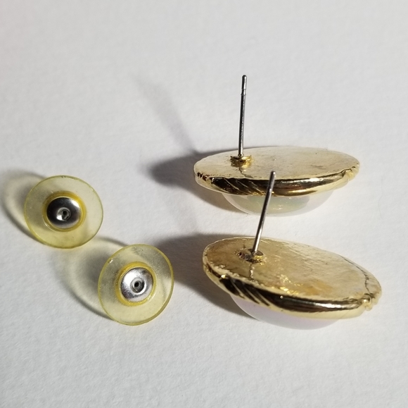 Relisted -Vintage pearly earrings on original card gold tone pierced iridescent - Picture 12 of 12